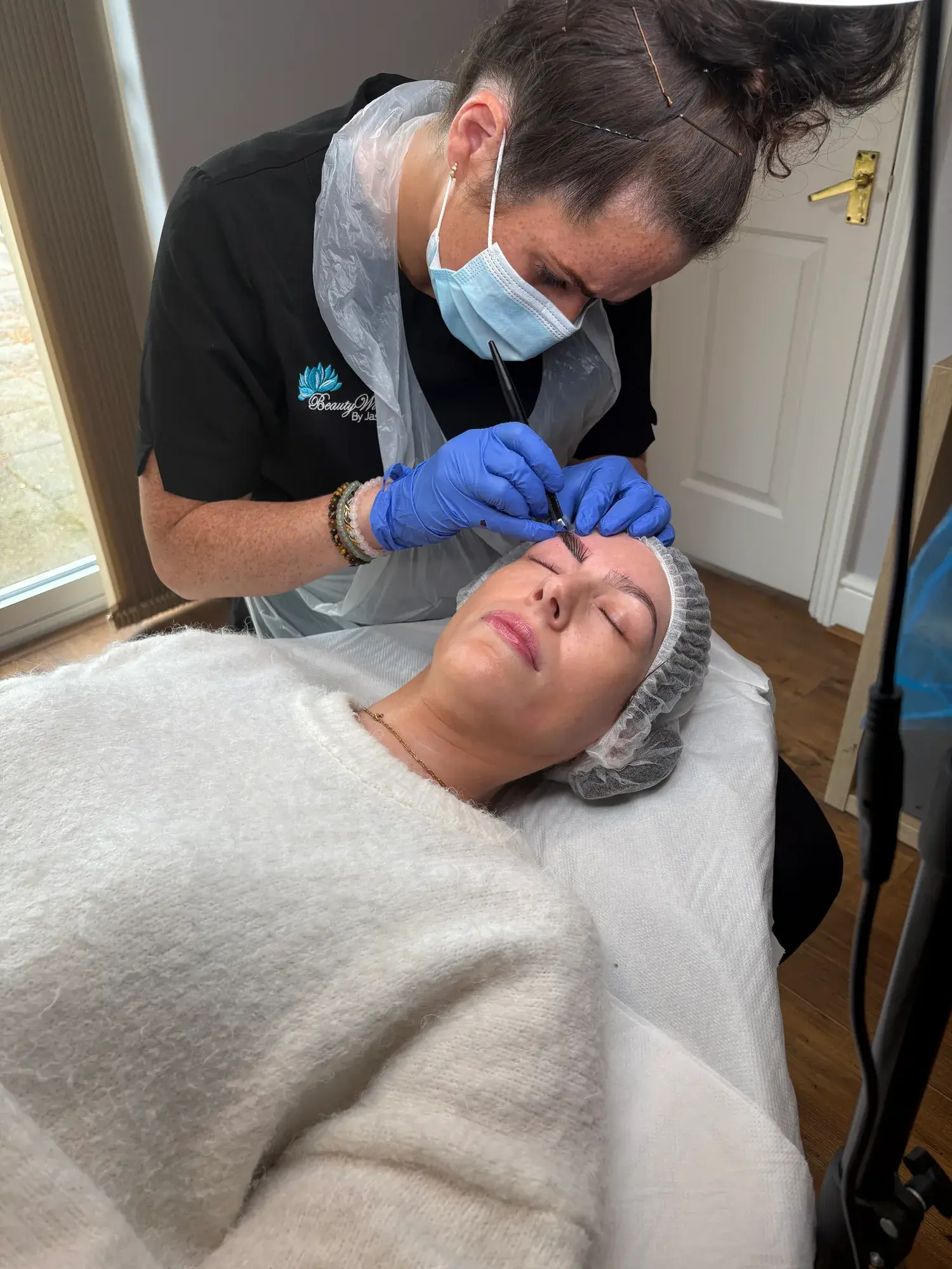 Jasmine performing a semi-permanent makeup treatment